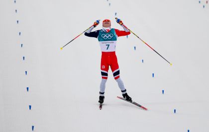 挪威选手勇夺平昌冬奥会越野滑雪男子双追逐赛金牌