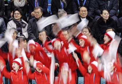 韩朝联队亮相平昌冬奥会女子冰球赛 两国领导人及奥委会主席现场观赛