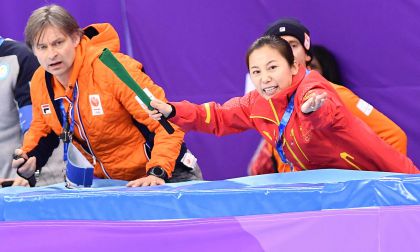 平昌冬奥会短道速滑赛事激烈  中国队教练李琰真情表露