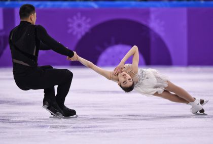 平昌冬奥会花样滑冰双人短节目比赛在江陵冰上运动馆举行