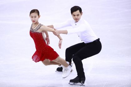 平昌冬奥会花样滑冰双人短节目比赛在江陵冰上运动馆举行