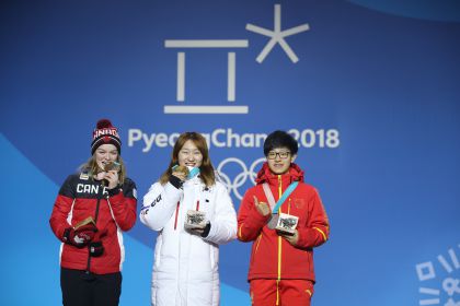 平昌冬奥会短道速滑女子1500米颁发奖牌仪式  李靳宇挂上银牌