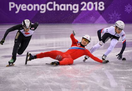 平昌冬奥会短道速滑男500预赛 朝鲜选手郑光范摔倒无成绩
