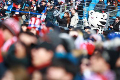 平昌冬奥会自由式滑雪 观众踊跃观赛U型场地赛