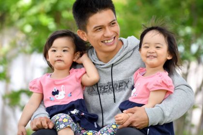 中国体育图片专题——世界冠军钟齐鑫与双胞胎女儿的六一