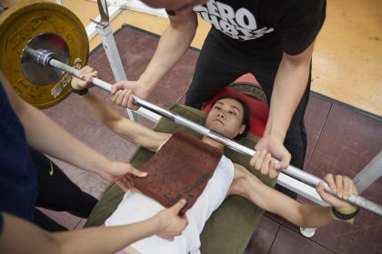 撑竿跳高运动员李玲、铁饼运动员陈扬备战雅加达亚运会