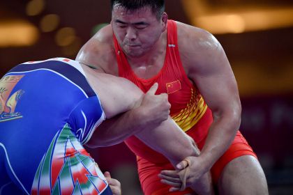 中国选手邓志伟获得亚运会摔跤比赛男子125公斤级亚军