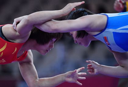 雅加达亚运会摔跤比赛  中国选手裴星茹获得女子57公斤级亚军