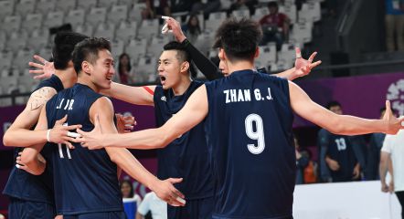 雅加达亚运会男排小组赛  中国队3比2险胜泰国队
