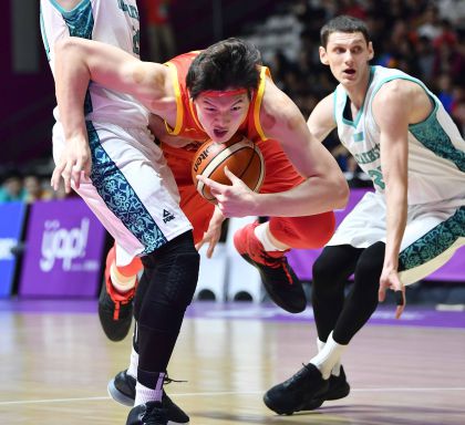 雅加达亚运会男篮比赛  中国队83比66胜哈萨克斯坦