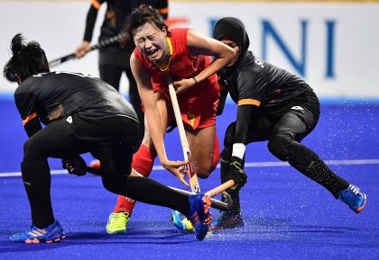 雅加达亚运会女子曲棍球比赛  中国队2比2战平马来西亚队