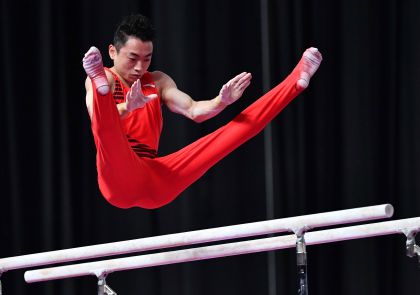 中国队邹敬园肖若腾获得雅加达亚运会体操男子单项决赛双杠比赛金银牌
