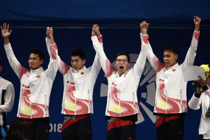 中国队勇夺雅加达亚运会男子4x100米混合泳接力决赛冠军