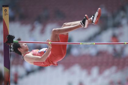 中国选手王宇白龙在雅加达亚运会田径男子跳高预赛中