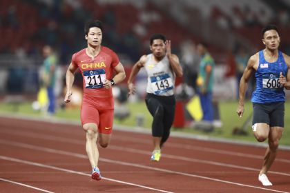 雅加达亚运会田径比赛第一日  中国队苏炳添许周政男子100米预赛晋级