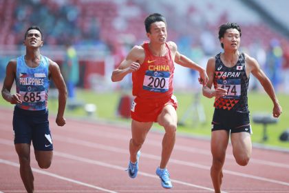 中国选手宫克威参加雅加达亚运会田径男子十项全能100米比赛