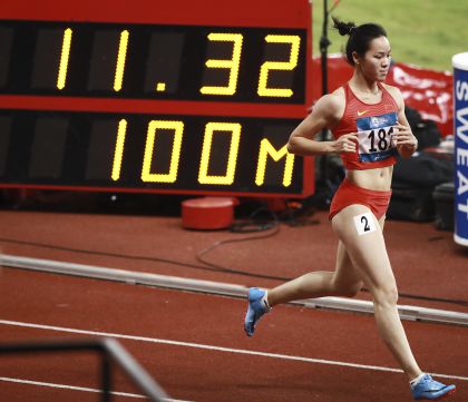 雅加达亚运会田径比赛第一日  韦永丽梁小静女子100米预赛晋级