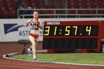 雅加达亚运会田径比赛第一日  张德顺获得女子一万米决赛铜牌