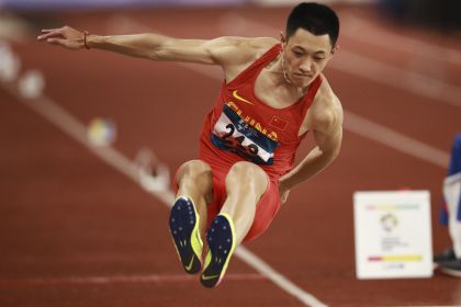 雅加达亚运会田径男子跳远决赛 王嘉男张耀广破赛会纪录包揽冠亚军
