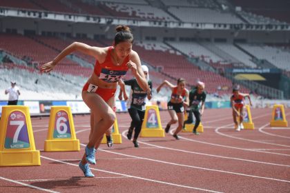 雅加达亚运会田径女子800米预赛 王春雨成功晋级