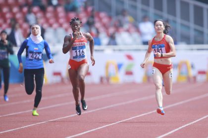 雅加达亚运会田径项目女子200米预赛 孔令微韦永丽晋级半决赛