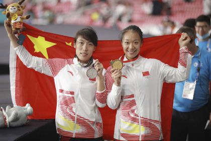 中国队包揽亚运会田径女子标枪金银牌