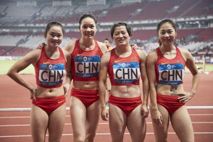 中国队获得亚运会田径女子4×100米接力银牌
