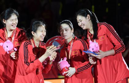中国女排在2018女排世锦赛颁奖仪式上留影