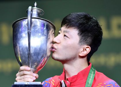 2019世乒赛男单颁奖仪式 马龙亲夺冠吻圣勃莱德杯