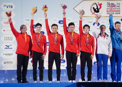 第34届世界蹦床锦标赛男子蹦床网上团体决赛  中国队获得银牌