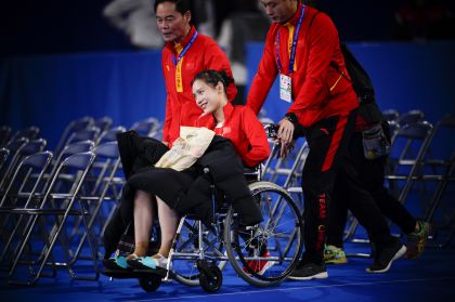 第34届世界蹦床锦标赛蹦床男女网上个人半决赛  中国队刘灵玲受伤离场