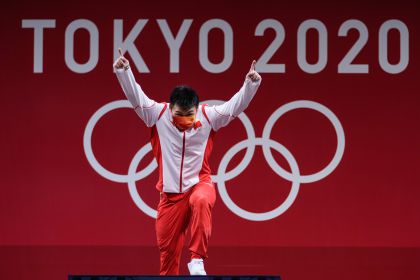 谌利军登上东京奥运会男子67公斤级举重最高领奖台