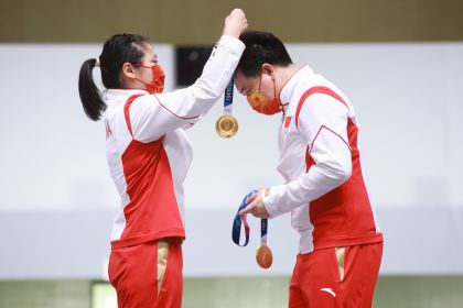 东京奥运会射击混合团体10米气手枪决赛 庞伟/姜冉馨夺冠