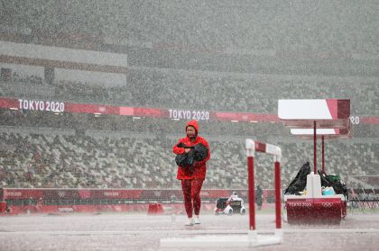 东京奥运会田径女子铁饼决赛因大雨暂停