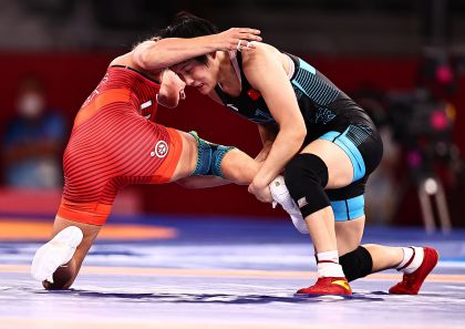 东京奥运会摔跤女子自由式57公斤级八分之一决赛 荣宁宁不敌美国选手马洛里斯