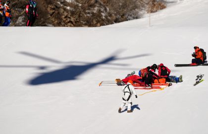冬奥会进行高山滑雪中心直升机救援演练