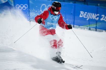 运动员进行自由式滑雪雪上技巧赛道训练