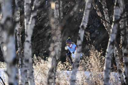 越野滑雪选手进行训练备战