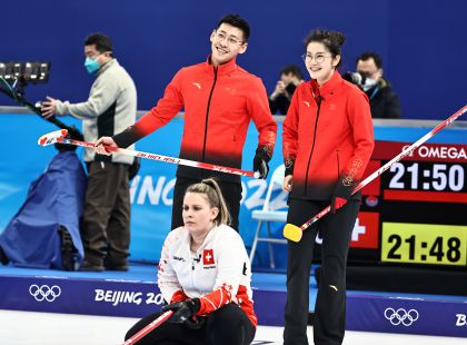 北京冬奥会冰壶混双首轮 中国组合首战开门红