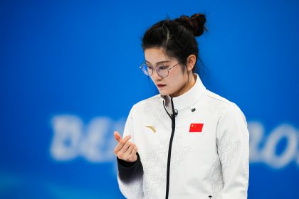 北京冬奥会冰壶混双第二轮 中国队6比5击败澳大利亚队