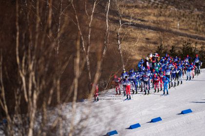 越野滑雪男子双追逐在张家口举行