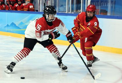 北京冬奥会女子冰球小组赛 中国队力克日本