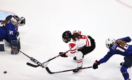 北京冬奥会女子冰球小组赛 加拿大4比2胜美国