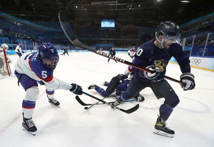 北京冬奥会男子冰球C组 芬兰队6比2胜斯洛伐克队