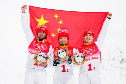 冬奥会自由式滑雪空中技巧混团颁发纪念品仪式