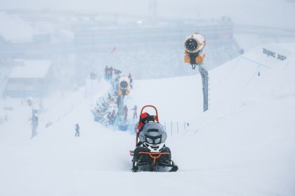 北京冬奥会张家口赛区遭遇大雪 工作人员奋力清扫积雪