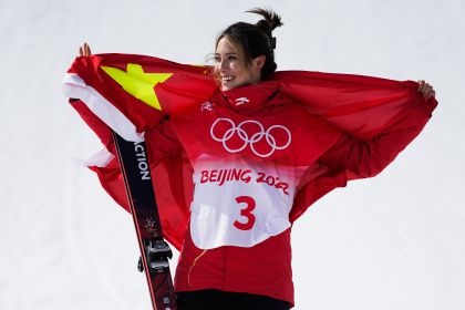 北京冬奥会自由式滑雪女子坡面障碍技巧决赛 谷爱凌夺得银牌