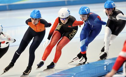 中国两名选手出战北京冬奥会速度滑冰女子集体出发决赛