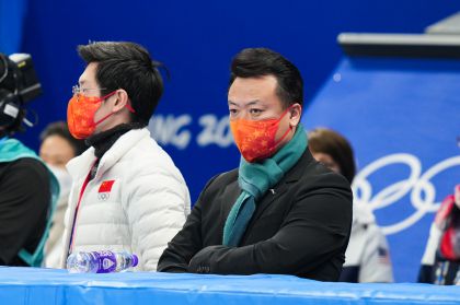 冬奥会花滑双人自由滑 赵宏博总教练场边观赛