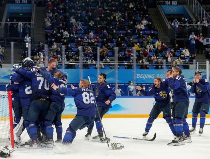 北京冬奥会男子冰球决赛 芬兰队最终夺金问鼎